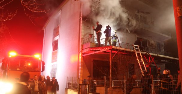 Alev Alev Yanan Evlerini Gözyaşları İçinde Çaresizlikle İzlediler