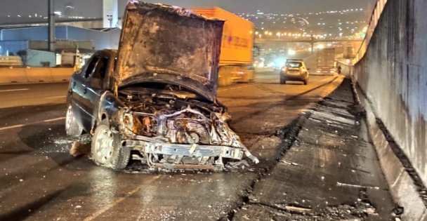Alkollü sürücünün yaptığı trafik kazasında alev alan otomobil yandı