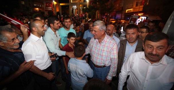 Allah bayraksız ve vatansız bırakmasın!