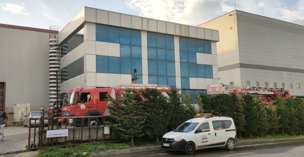 Ambalaj fabrikasının bacasından yükselen duman panik oluşturdu