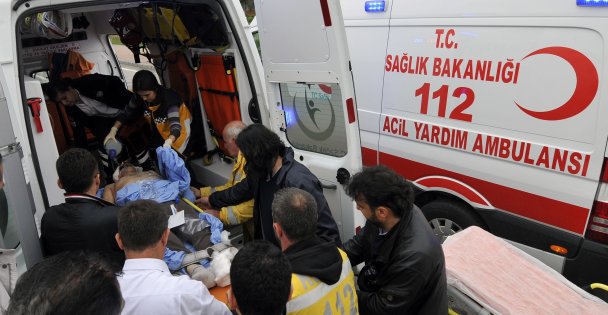 Ambulans ile otomobil çarpıştı: 3 yaralı