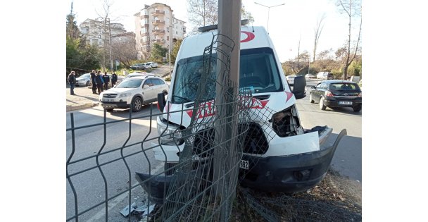 Ambulansla otomobilin çarpıştığı kazada 1 kişi hafif yaralandı