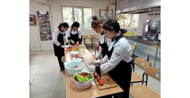 Anadolu Lisesi öğrencileri, okullarında kurulan üretim mutfağında yemek yaparak aşçı olmayı öğreniyor