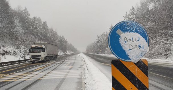 Anadolu Otoyolu ile D-100 kara yolunun Bolu Dağı kesiminde kar etkisini sürdürüyor.