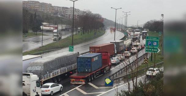Anadolu Otoyolu'nda 7 aracın karıştığı trafik kazasında 4 kişi yaralandı