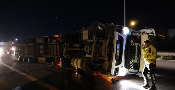 Anadolu Otoyolu'nda devrilen tır trafiği aksattı