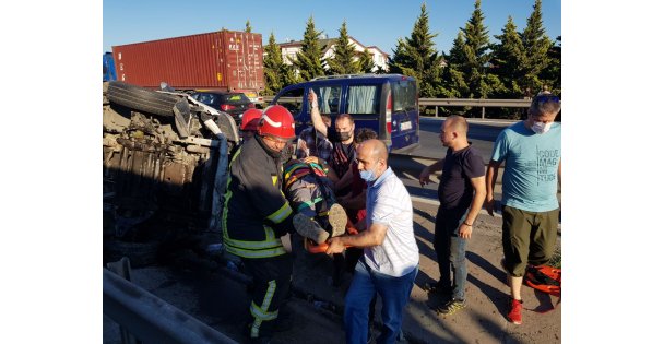 Anadolu Otoyolu'nda Servis Minibüsü İle Otomobil Çarpıştı: 10 Yaralı