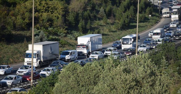 Anadolu Otoyolu'nda tatil dönüşü yoğunluğu
