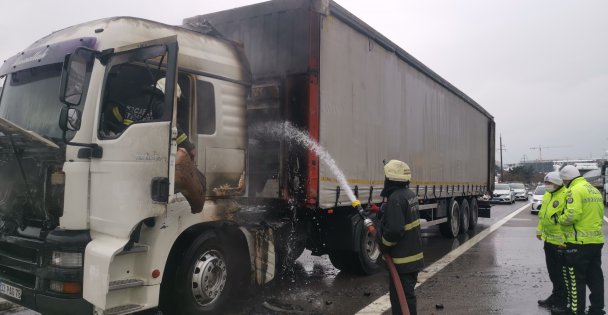 Anadolu Otoyolu'nda Tır Yangını Trafiği Aksattı