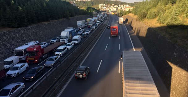 Anadolu Otoyolu'ndaki zincirleme kaza trafiği aksattı