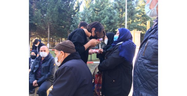 ANİBAL ANADOLU LİSESİ ÖĞRENCİLERİNDEN ERDEMLİ DAVRANIŞLAR