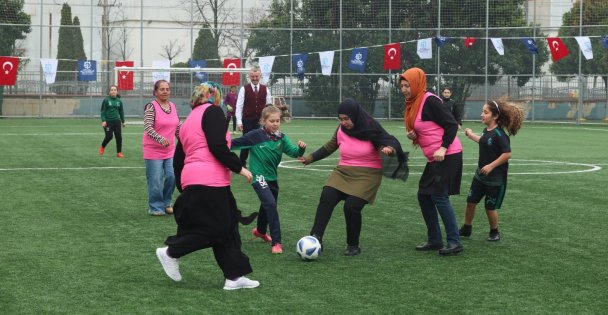Anneler Ve Kızları Futbol Maçında Karşı Karşıya