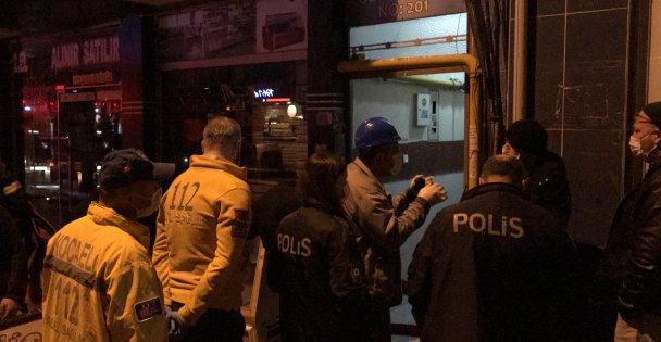 Apartman dairesinin mutfağında sıkışan doğal gaz patladı