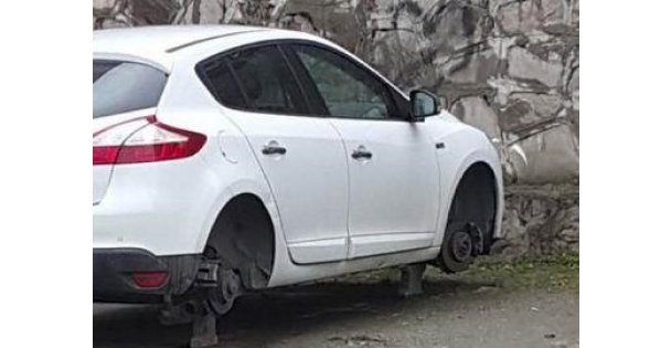 Aracın lastiklerini çaldılar