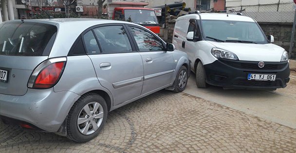 Araçlarını  Kaldırıma Park Ediyorlar!