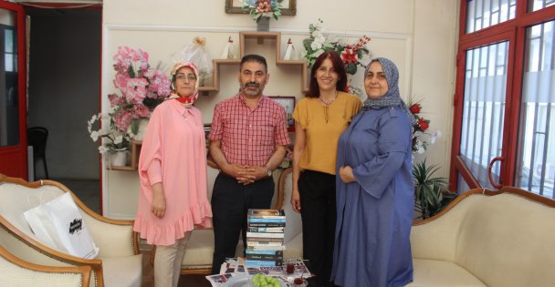 ARVİNLİK KADINLARDAN ŞEHİT KÜTÜPHANESİNE KİTAP DESTEĞİ