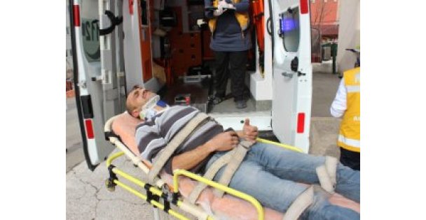 Asansördeki topu almak isterken yüksekten düştü