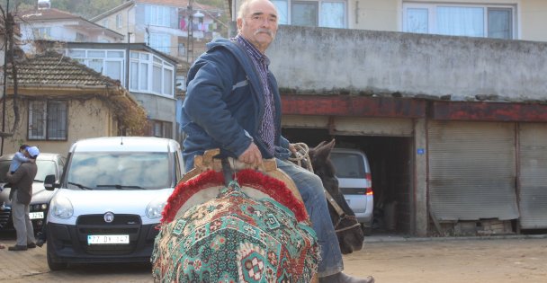 Asırlardır at ve katıra yan biniyorlar