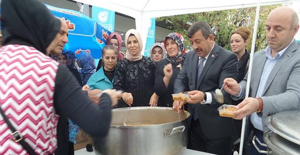 Aşure dağıttılar