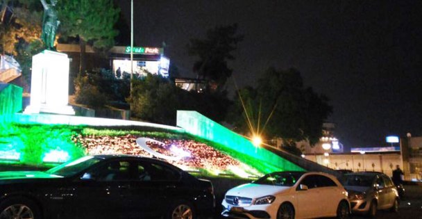 Atatürk anıtının önü otoparka çevrildi