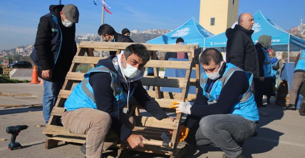 Atık Ahşap Paletler Kulübeye Dönüşüyor