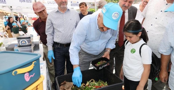 Atıklardan Kıyafet Yapıp, Defilede Sergilediler