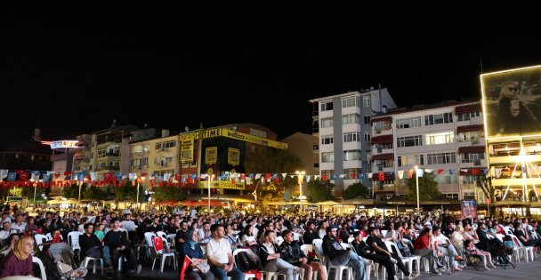 Ay-Yıldızlı coşku meydana sığmadı
