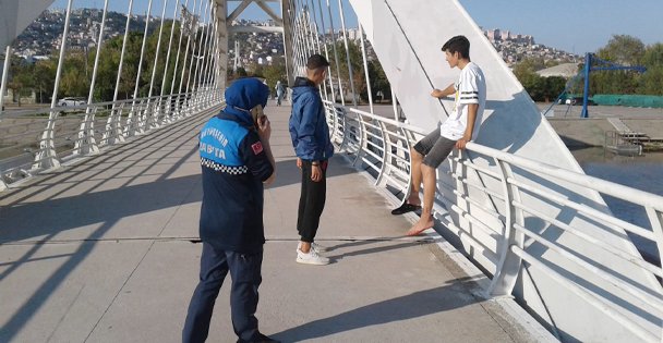 Ayağı Yaralanan Genci Zabıta Hastaneye Yetiştirdi