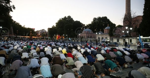 Ayasofya Camii önünde akşam namazı
