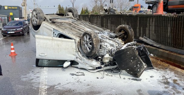 Aynı yerde 5 saat arayla ikinci kaza: Otomobil yan yola düşüp ters döndü, 2 kişi yaralandı