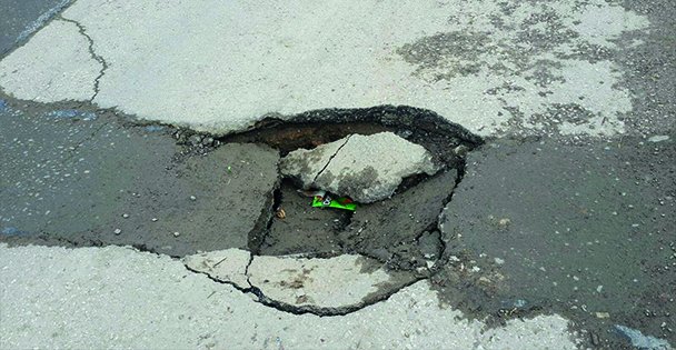 Baharderesi'nde yarım metre çukur!