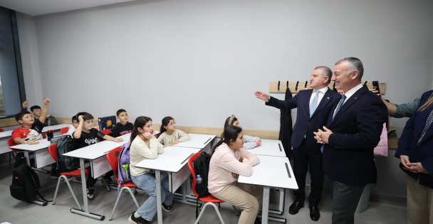 Bakan Bak, Hasan Doğan Bilgievi ve Sporcu Eğitim Merkezi'ni gezdi