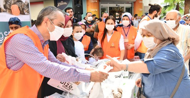 Bakan Çiftçi, Hayvanseverlere Mama Dağıttı