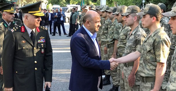 Bakan Işık, askerlerle bayramlaştı