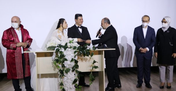 Bakan Varank, Kocaeli'de Darbedilen Basın Mensubunun Nikah Şahitliğini Yaptı