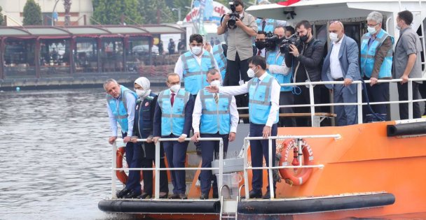 Bakanı Kurum, İzmit Körfezi'nde Müsilaj Temizleme Çalışmalarını İnceledi