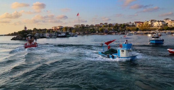 Balıkçının umudu denizde, Büyükşehir yanında