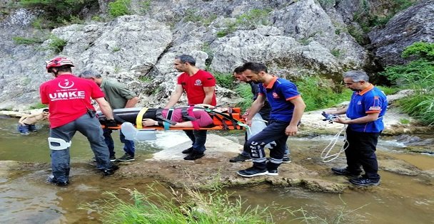 Ballıkayalar'da kayalıklardan düşerek yaralanan kadın kurtarıldı