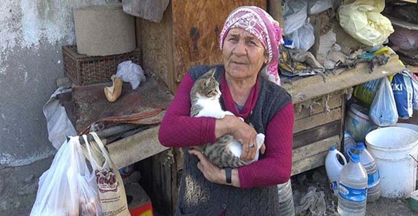 Barakası yanan yaşlı kadından yardım talebi