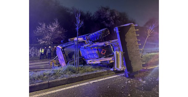 Bariyere Çarpan İş Makinesi Refüje Devrildi: 2 Yaralı