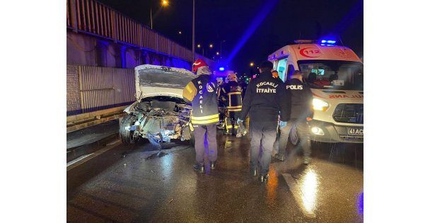 Bariyere Çarpan Otomobil Hurdaya Döndü: 2 Ölü, 1 Yaralı