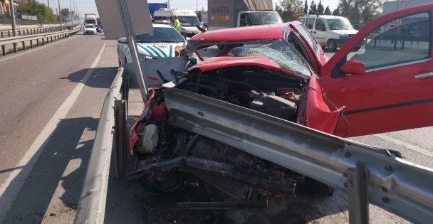 Bariyere çarpan otomobilin sürücüsü yaralandı