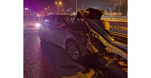 Bariyere Çarpan Otomobilin Sürücüsü Yaralandı