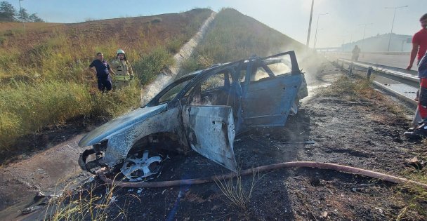 Bariyere Çarptıktan Sonra Yanan Otomobil Kullanılamaz Hale Geldi