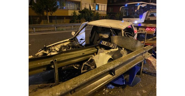 Bariyere Ok Gibi Saplanan Otomobil Paramparça Oldu: 1 Yaralı