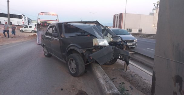 Bariyeri Aşan Otomobil Yön Levhası Direğine Çarparak Durabildi: 3 Yaralı