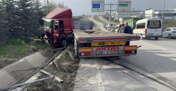 Bariyeri biçen tır makaslayarak su kanalına girdi: 1 yaralı