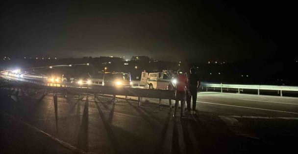 Bariyerlere çarpan motosikletli hayatını kaybetti