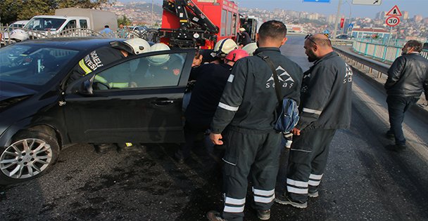 Bariyerlere çarpan otomobilin sürücüsü yaralandı