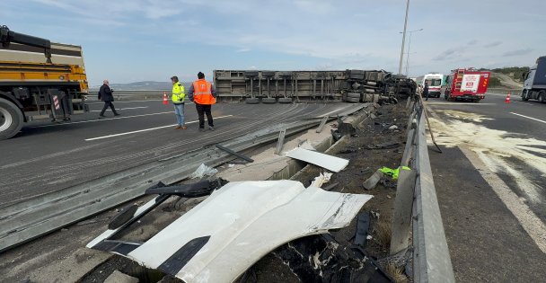 Bariyerlere Çarpan Tır Karşı Şeritte Devrildi, Sürücü Ağır Yaralandı